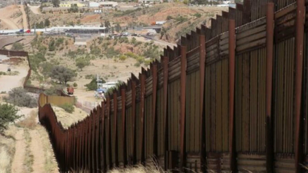Preşedintele Trump a semnat ordinul de construire a unui zid la graniţa dintre SUA şi Mexic