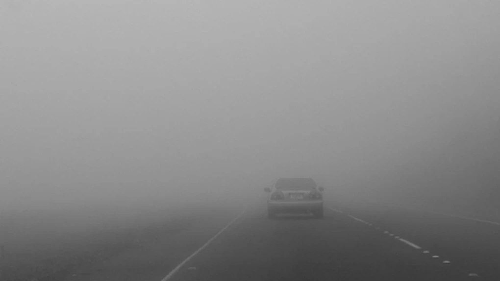 Cod galben de ceaţă densă, chiciură şi polei în Bucureşti şi 27 de judeţe, marţi dimineaţa. Unde se circulă cu dificultate