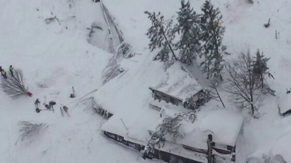 Trei români, în hotelul lovit de avalanşă în Italia