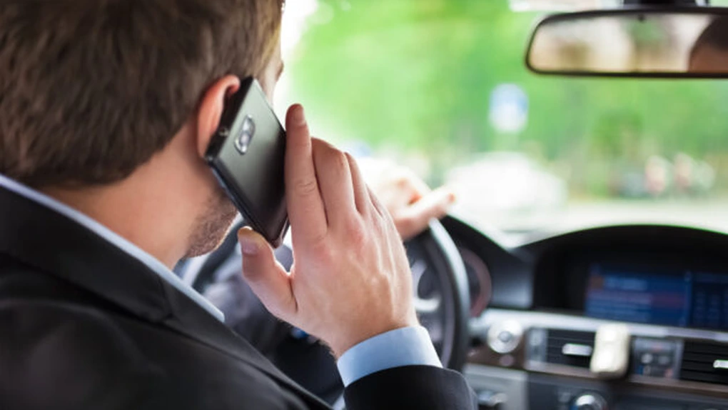 Şoferii începători din Marea Britanie prinşi că folosesc telefonul în timp ce conduc rămân pe loc fără permis