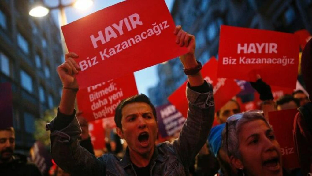 Mii de turci au continuat protestele pentru a doua noapte faţă de rezultatele referendumului constituţional