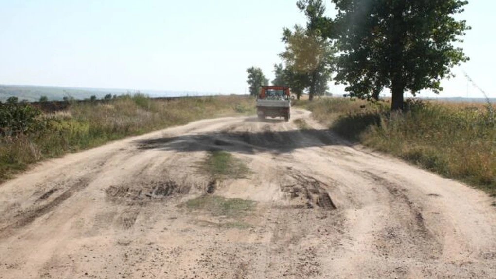 România avea 763 km de autostrăzi la sfârşitul lui 2017. 30.000 km de drumuri pietruite sau de pământ, adică o treime din total