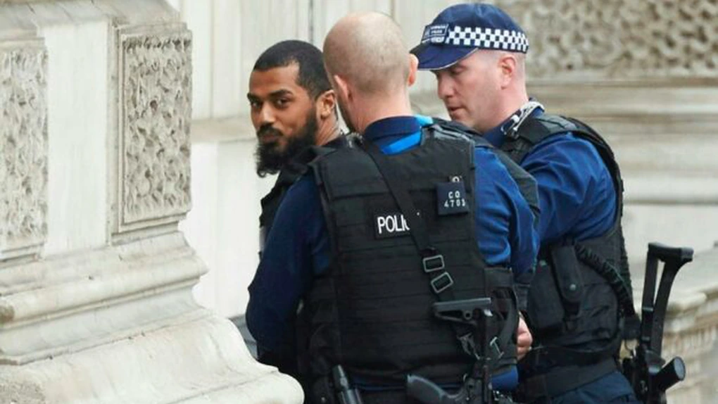 Un bărbat cu un rucsac plin cu cuţite, arestat în apropiere de Parlamentul britanic. Bărbatul este suspectat că voia să comită un atac terorist