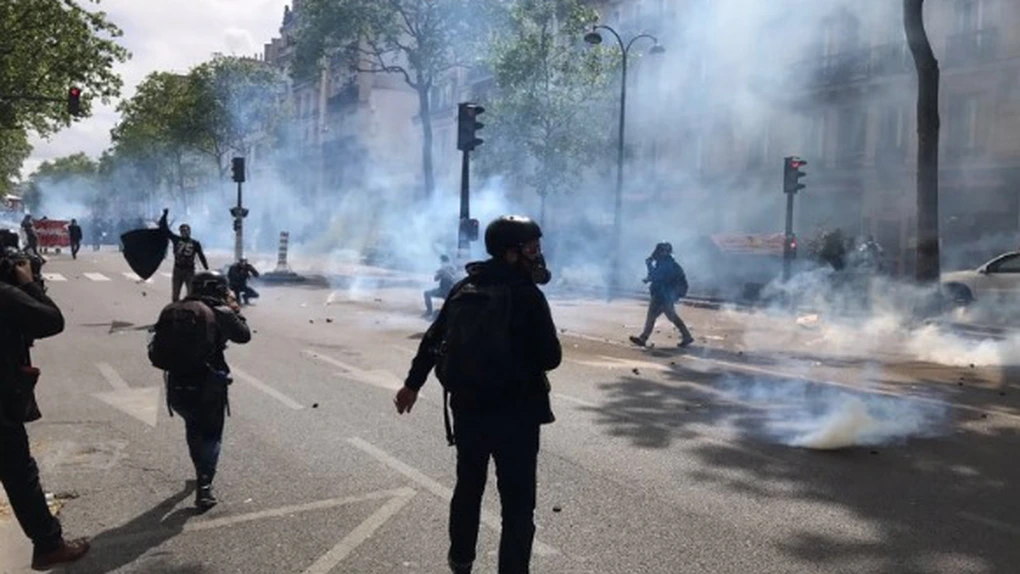 Ciocniri violente la Paris între Poliţie şi manifestanţi care protestau împotriva celor doi candidaţi din turul doi al prezidenţialelor