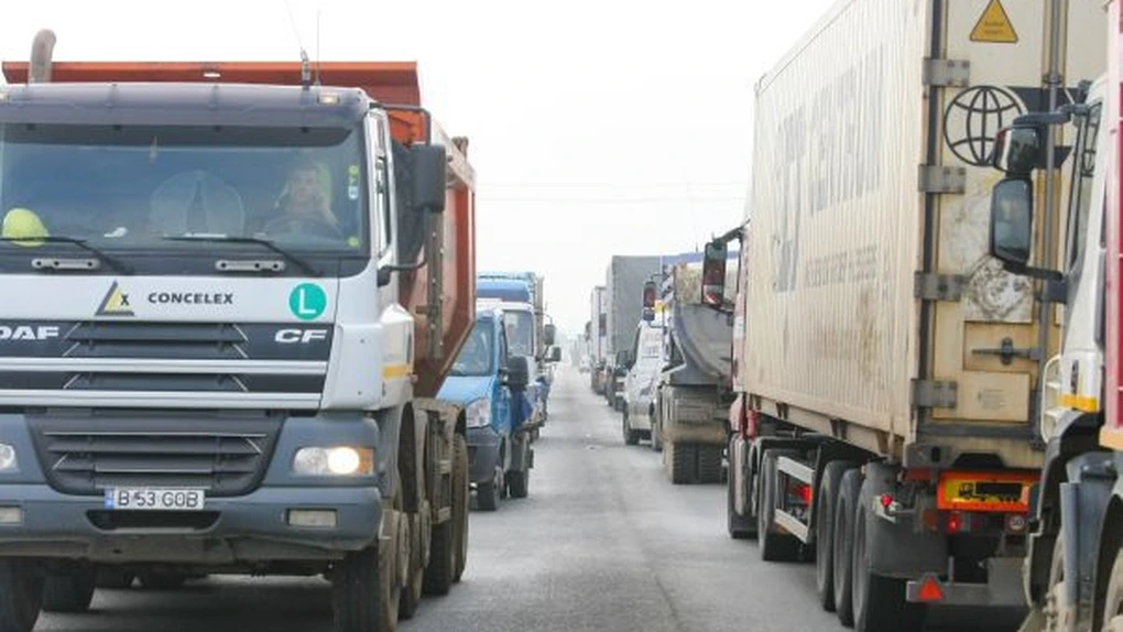 Coloană de camioane de peste cinci kilometri, la Vama Nădlac 2. Şi autoturismele aşteaptă cel puţin jumătate de oră pentru control