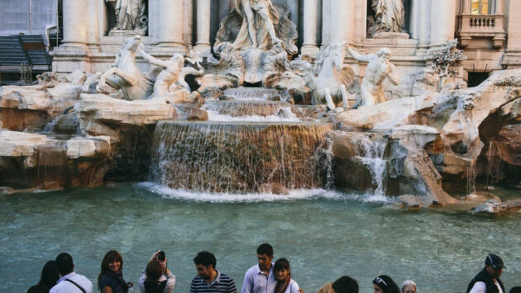Turiştii care mănâncă pe bordurile fântânilor antice din Roma riscă amenzi de câteva sute de euro