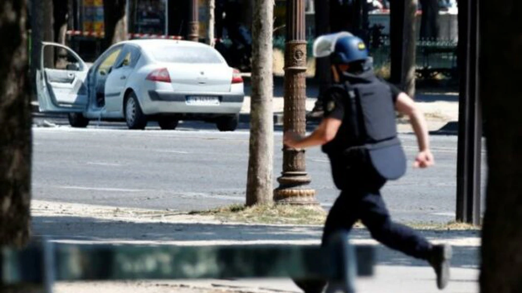 O maşina a luat foc după ce şoferul acesteia a intrat într-un vehicul de poliţie pe Champs-Elysées