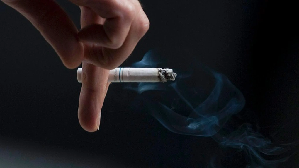 Dragnea susţine că ar trebui amenajate în Parlament locuri speciale pentru fumat. Fumătorii dispun însă de astfel de spaţii