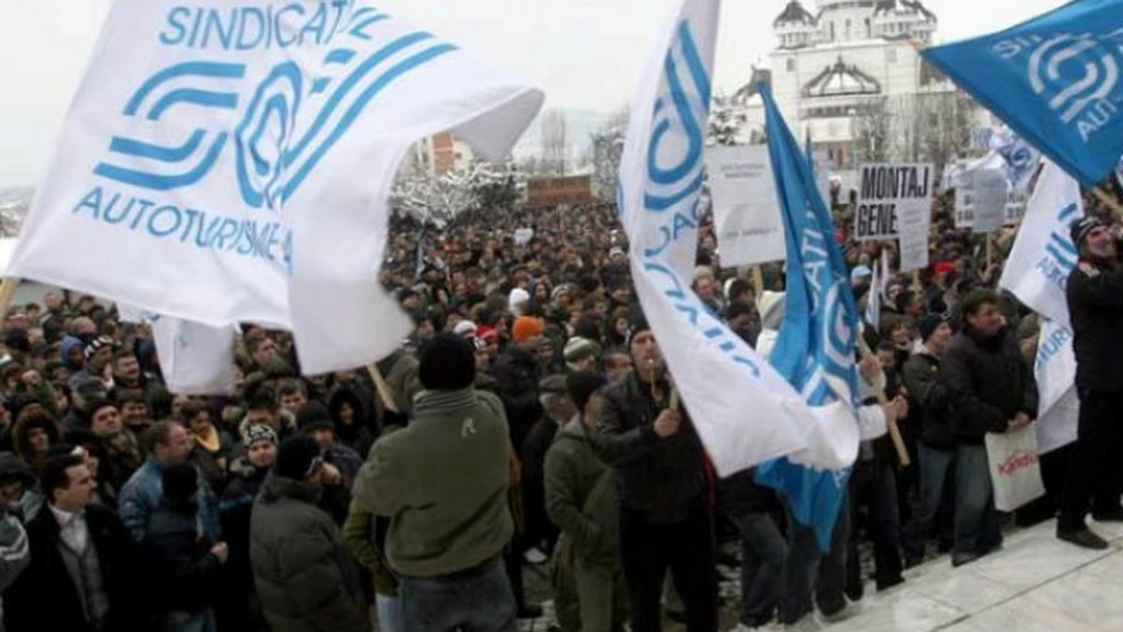 Sindicaliştii de la Dacia protestează, marţi, la Mioveni, faţă de măsurile fiscal-bugetare ale Guvernului