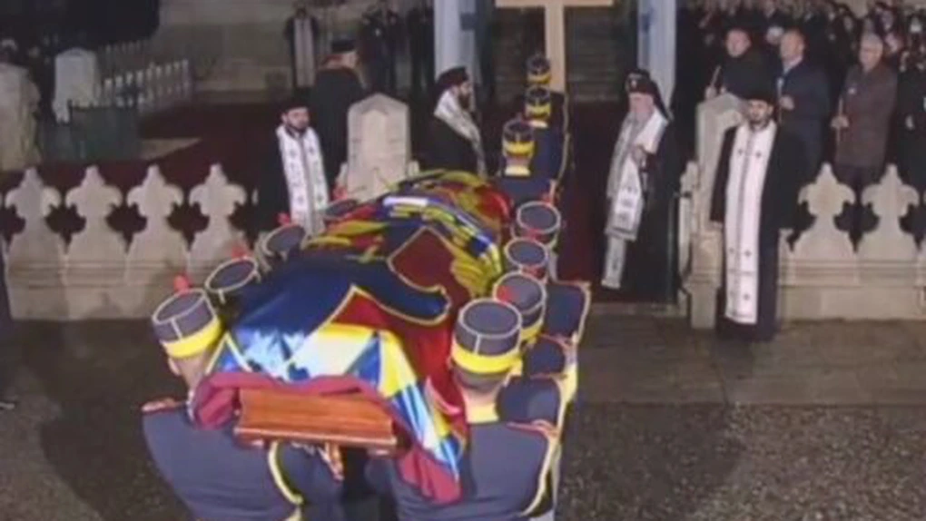 Regele Mihai I a fost înmormântat, la Curtea de Argeş, cu onoruri. Mii de oameni au fost prezenţi în gările prin care a trecut trenul regal