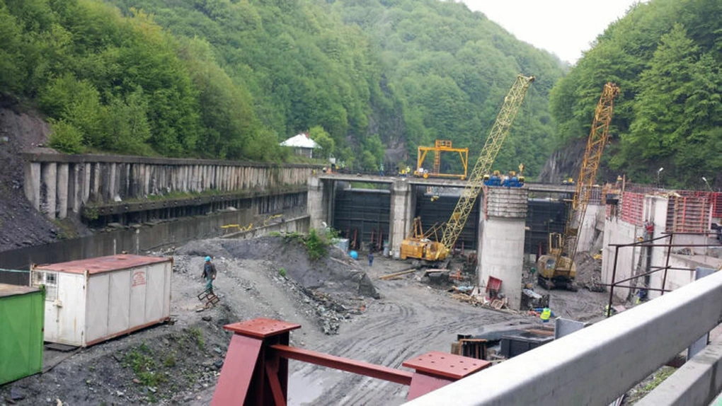 155 de milioane de euro, aruncate pe apa Jiului. Justiţia română opreşte definitiv lucrările la hidrocentrale construite în procent de 98%
