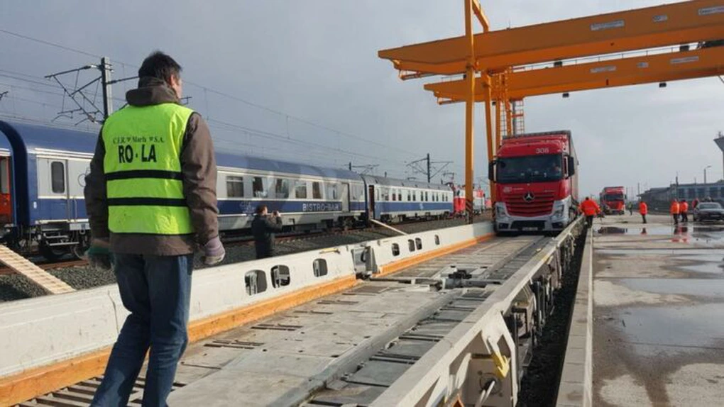 MT: Un tren-probă de tip Ro-La, încărcat cu 8 camioane, a parcurs în 12 ore distanţa între Terminal Curtici şi Craiova