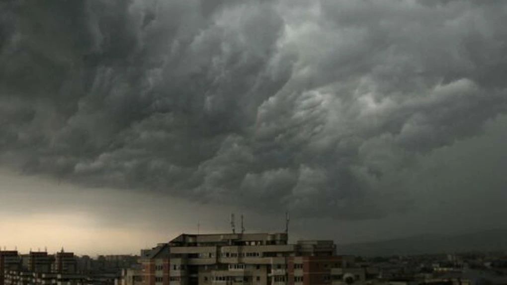 Cod galben în Bucureşti şi 32 de judeţe: ploi, furtuni şi descărcări electrice, până marţi