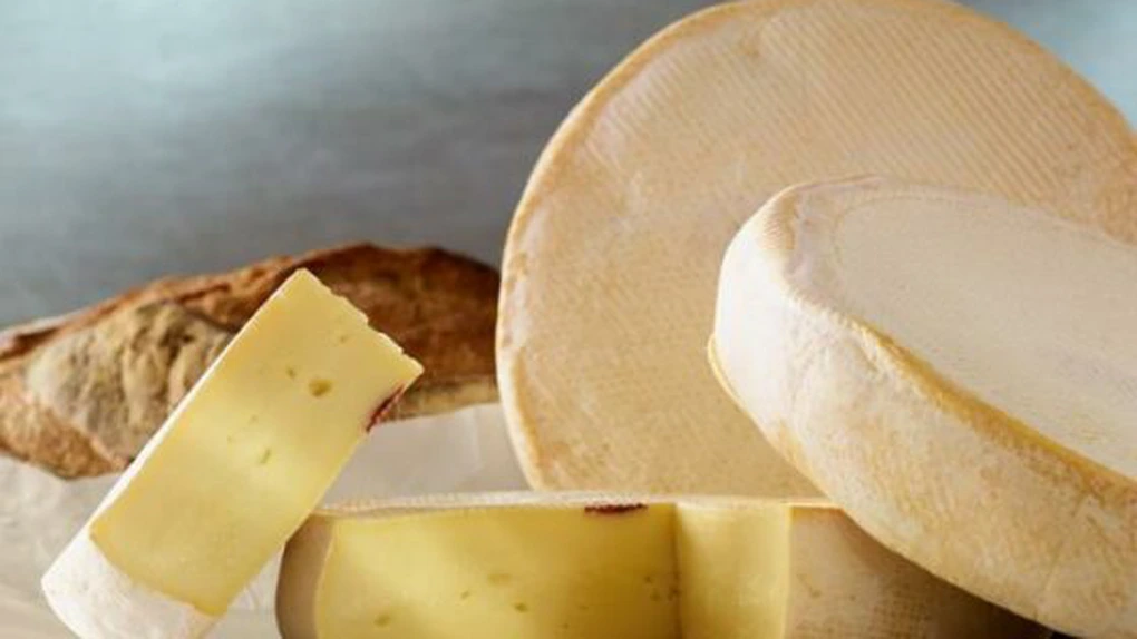 Mega Image retrage de pe piaţă un sortiment de brânză franţuzească din cauza unor suspiciuni de contaminare cu E.coli