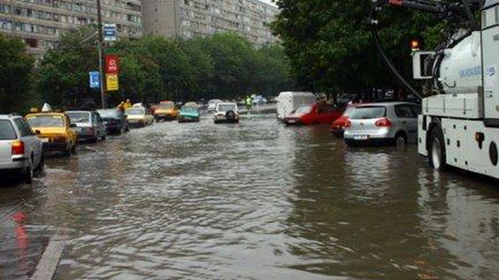 Trafic dificil în mai multe sectoare ale Capitalei din cauza acumulărilor de apă în urma ploii