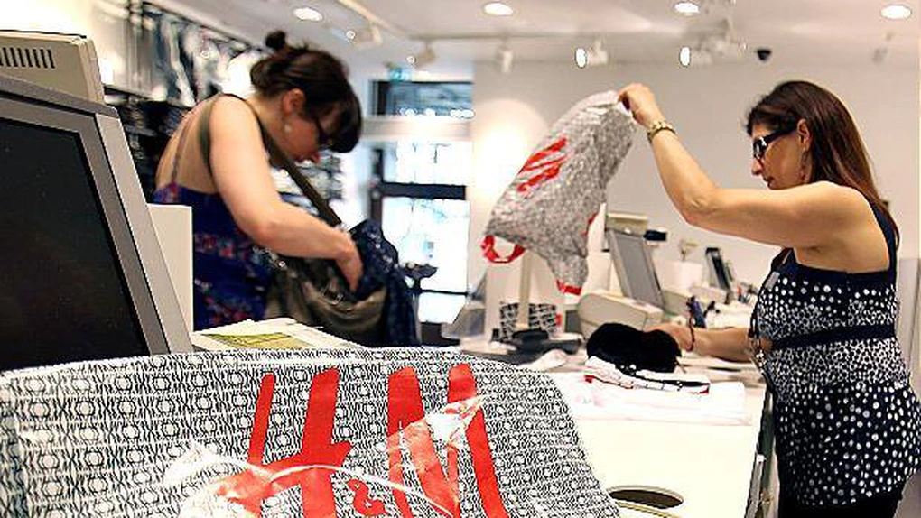 H&M renunţă la pungile de plastic şi introduce pungile din hârtie, contra cost, în toate magazinele din România