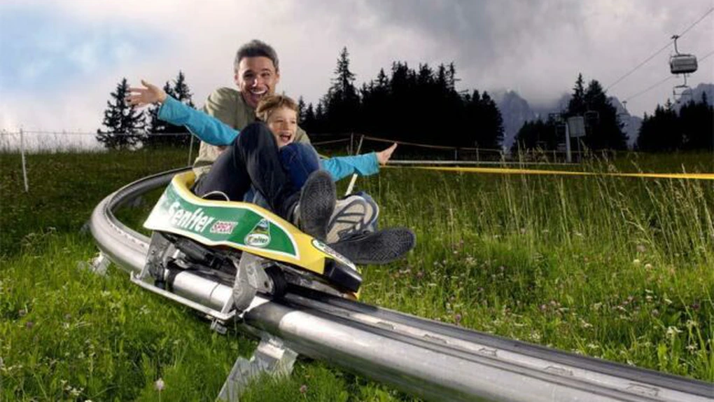 O familie din Harghita a amenajat o pistă de bob de vară pentru turişti