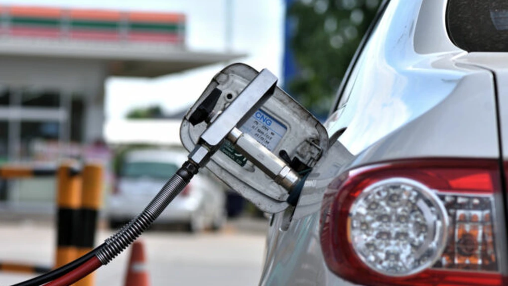 Gaz natural comprimat în rezervor, în loc de benzină sau motorină? Care sunt economiile şi avantajele