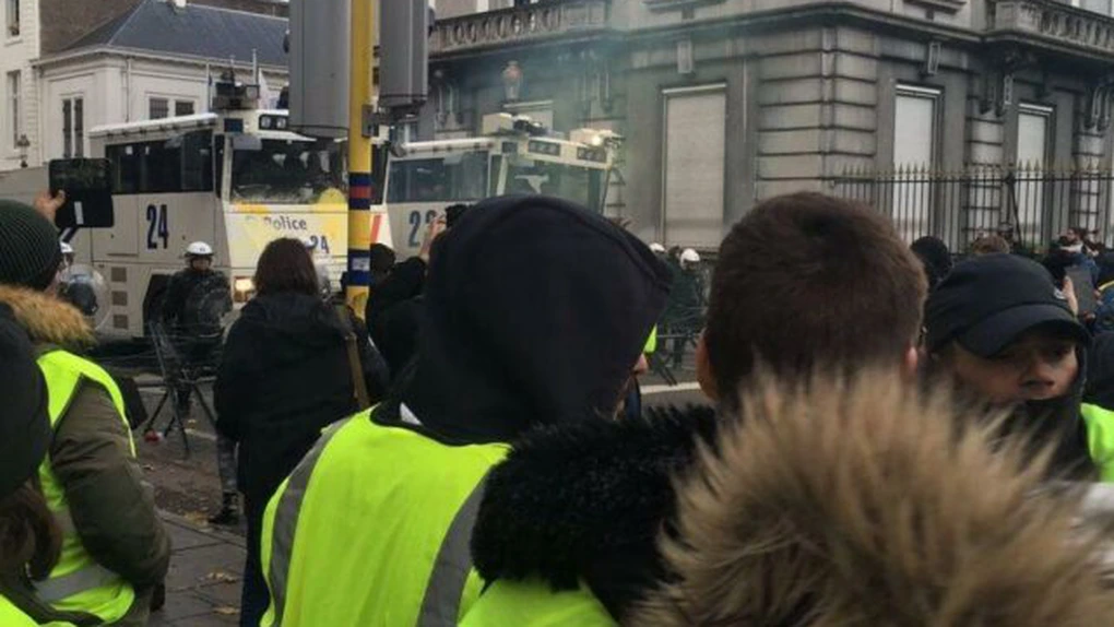 Violenţe la Bruxelles: Poliţia a intervenit cu gaze lacrimogene şi tunuri cu apă împotriva manifestaţiei ''vestelor galbene''