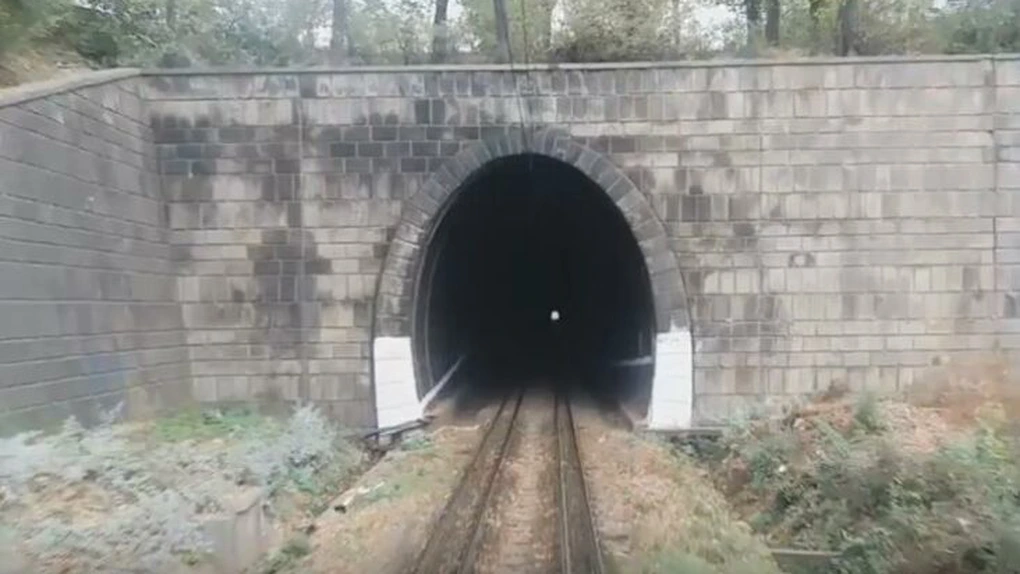 Luminiţa de la capătul tunelului! CFR a redeschis circulaţia într-un tunel feroviar pe care îl reabilitează de 22 de ani FOTO VIDEO