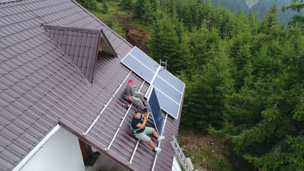 Începe programul de instalare a panourilor fotovoltaice acasă cu bani de la stat. AFM invită instalatorii să se înscrie
