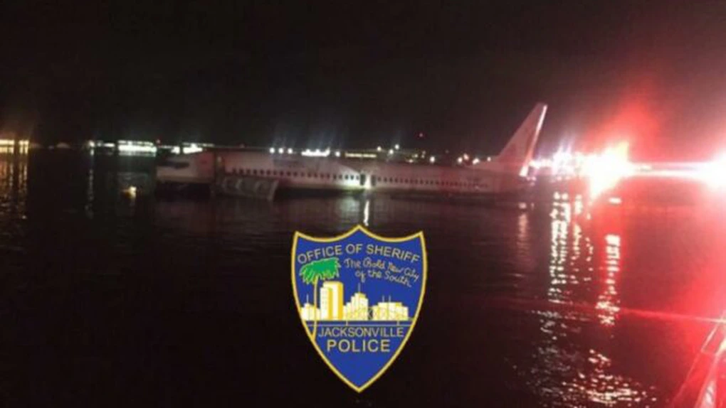 Un Boeing 737 cu 143 de persoane la bord a ieşit de pe pistă şi a aterizat într-un râu din Florida