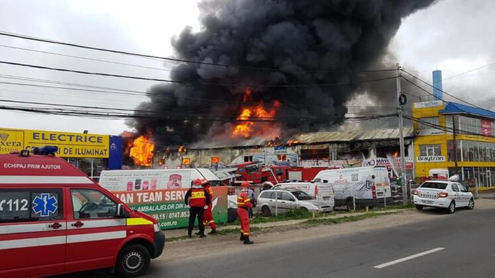 Incendiu la complexul comercial Doraly din Afumaţi. 28 de maşini de pompieri acţionează