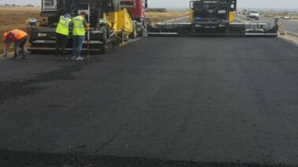 Autostrada Transilvania: se aşterne asfalt la graniţa cu Ungaria FOTO