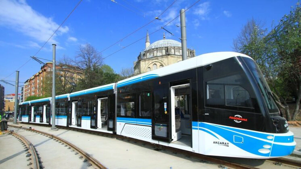 Primarul Chirica a semnat contractul pentru cumpărarea a 16 tramvaie