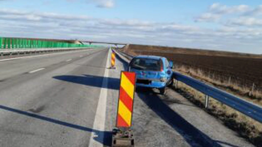 Bretea de acces pe autostradă la Constanța, blocată după ce o autobasculantă a scăpat îngrășământ natural pe șosea VIDEO