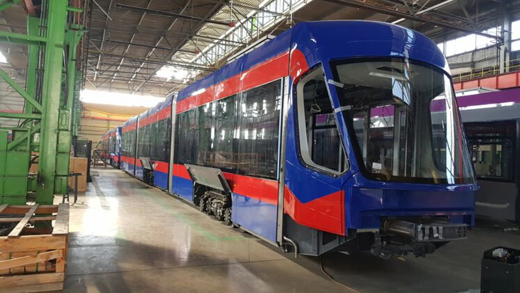 Primul tramvai Astra a sosit azi la Oradea, după cinci luni de așteptare VIDEO