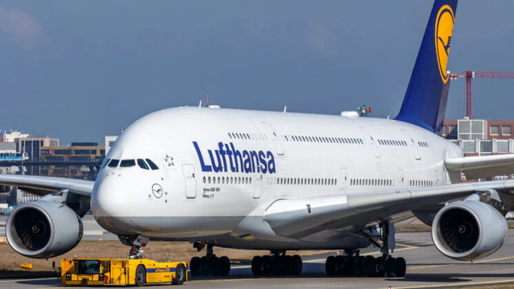 Lufthansa reduce cu 10% numărul de curse din această iarnă, din cauza răspândirii noii variante Omicron a coronavirusului