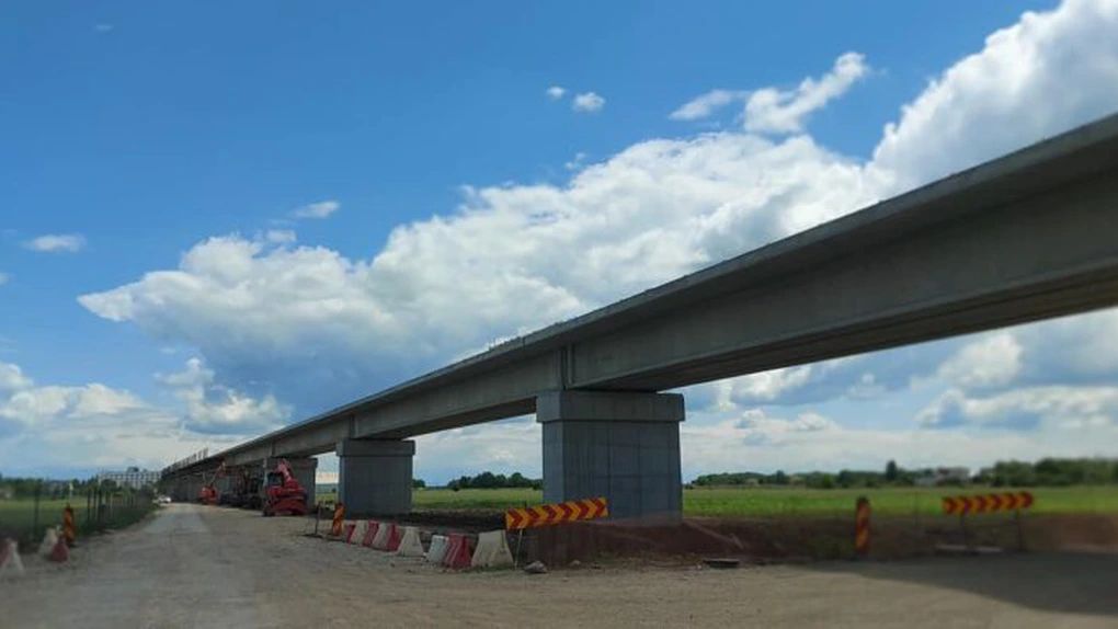 Trenul de Otopeni: Podul feroviar traversează DN1. Se montează cele patru grinzi VIDEO