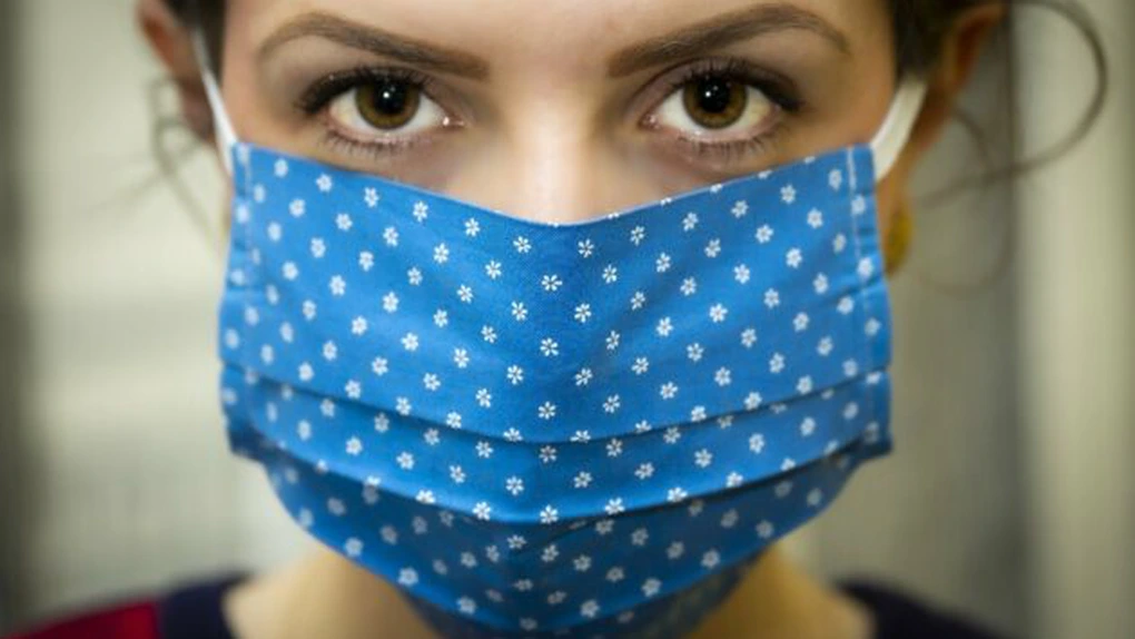 Masca devine obligatorie în toate spațiile publice deschise din nouă localități din Prahova unde rata de infectare a trecut de 3 la mie