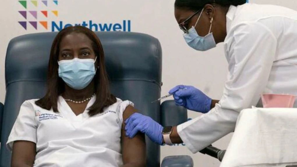 Sandra Lindsay, o asistentă medicală din New York, este prima persoană din SUA care a fost vaccinată împotriva Covid-19