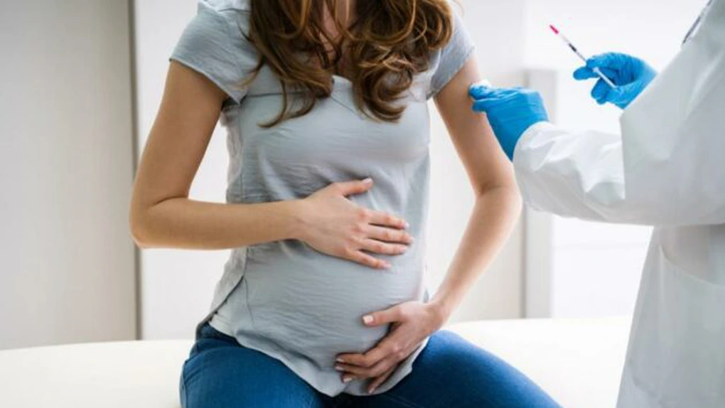 MS: Femeile gravide sau care alăptează se pot imuniza cu vaccinuri anti-COVID-19 Pfizer-BioNTech şi Moderna