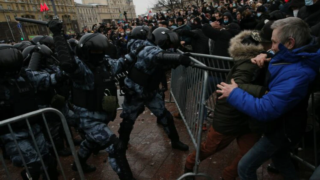 Proteste în Rusia: UE ''deplânge'' arestările, care au ajuns la 4.500. Un bărbat şi-a dat foc în centrul Moscovei