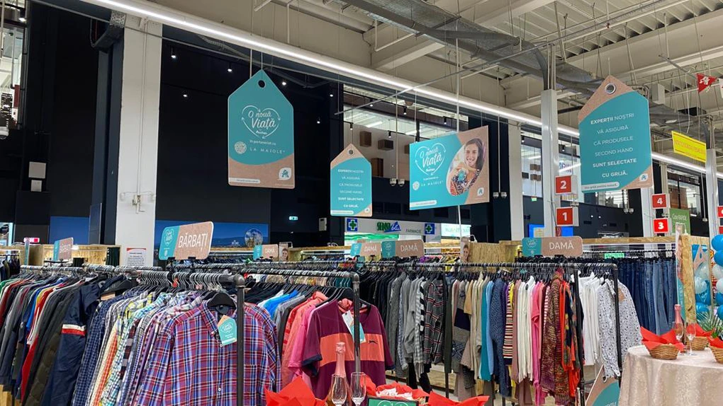 Auchan va vinde haine de brand second-hand, cu prețuri pornind de la 12 lei. Este un proiect pilot în parteneriat cu un magazin de modă