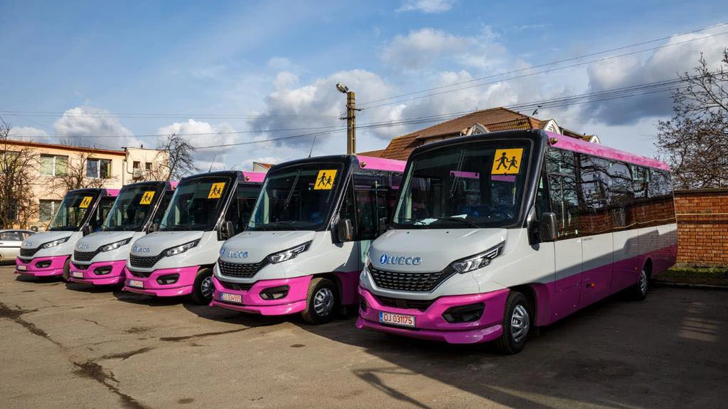 Boc a mai cumpărat autobuze școlare pentru copiii din Cluj, serviciul revine de luni. Nicușor Dan le-a scos și pe cele câteva din București