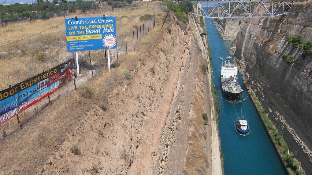 Canalul Corint, închis de autoritățile grecești din cauza alunecărilor de teren