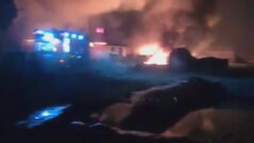 Incendiu la o companie de prelucrare a petrolului dintr-o comună din Prahova. Două persoane au suferit arsuri grave