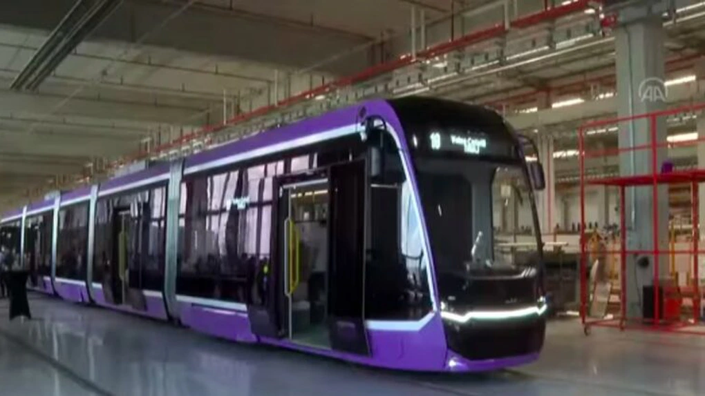 Primul tramvai turcesc pentru Timișoara, trimis spre România. Poate merge 63 km pe baterie VIDEO