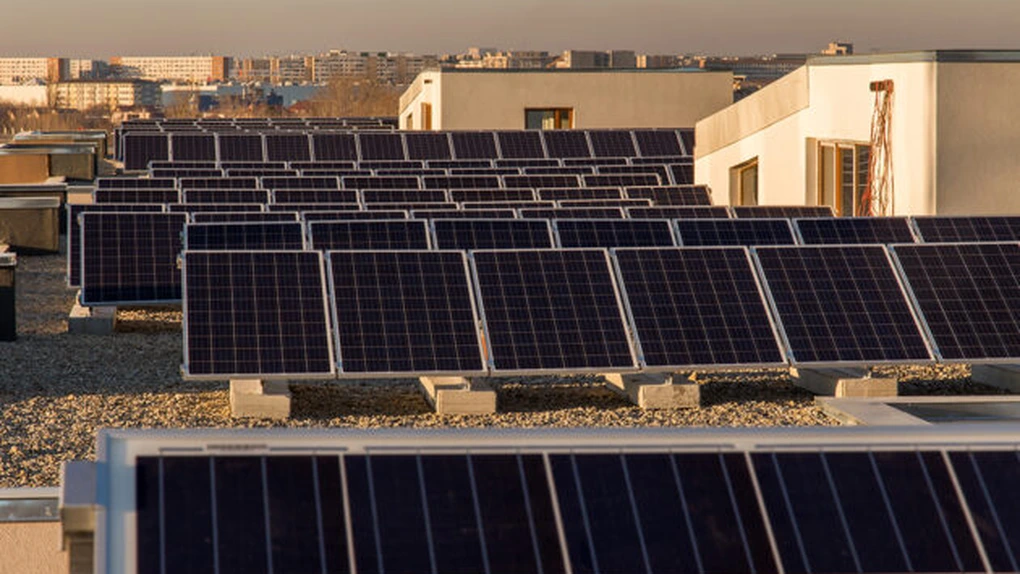 Un ONG va monta gratuit un sistem fotovoltaic pe un bloc din București, într-un proiect-pilot. Asociațiile de proprietari sunt invitate să-și exprime interesul