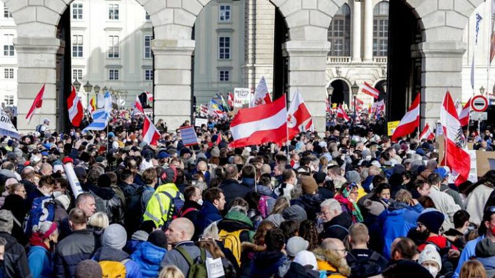 Mii de persoane protestează la Viena împotriva vaccinării obligatorii și a lockdown-ului