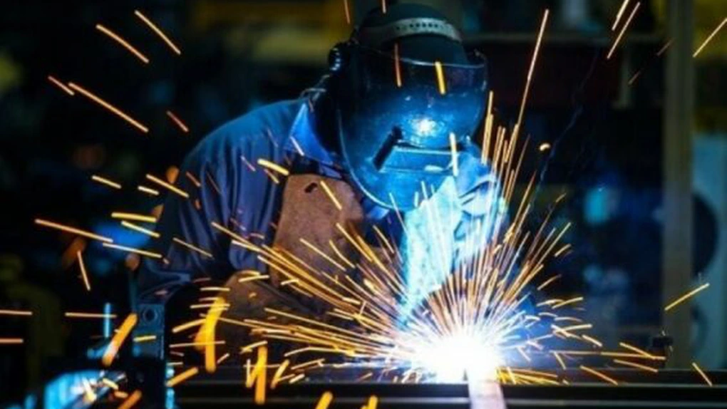 INS: Productivitatea muncii în industrie a scăzut cu 1,1% în primul semestru din 2022