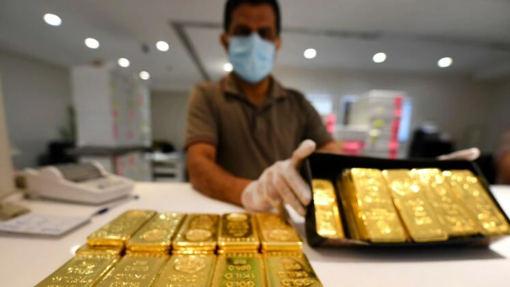 Aurul continuă să crească. Preţul a depăşit 2.000 de dolari/uncie pe bursele din Asia