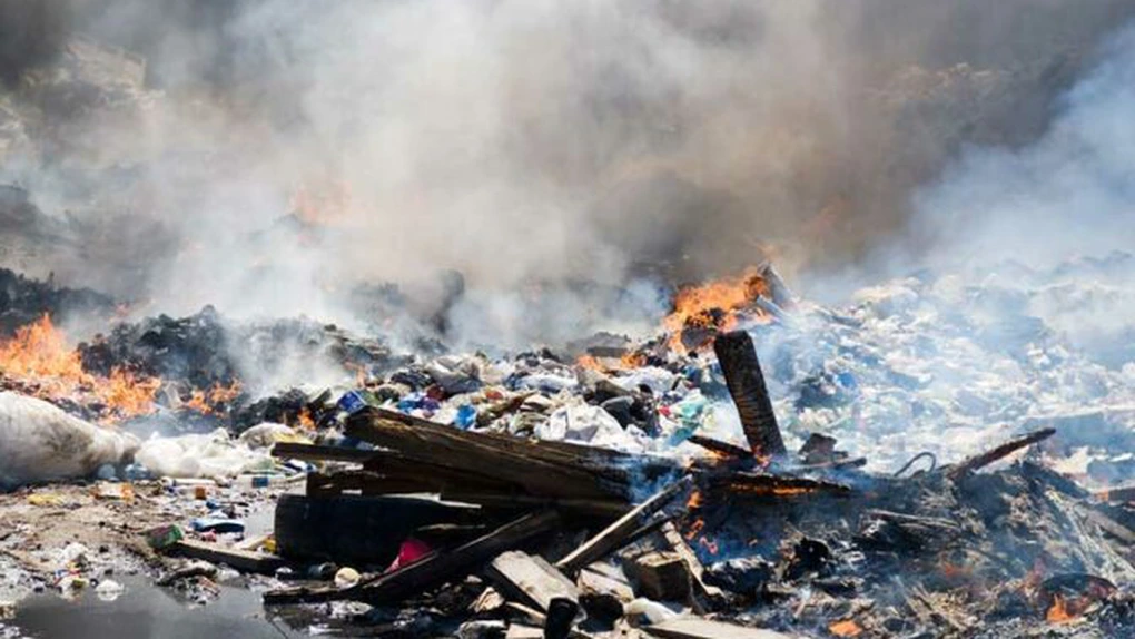 Barna Tanczos: Guvernul a aprobat incriminarea faptelor de incendiere şi ardere a deşeurilor şi pedepsirea lor cu închisoare de la 3 la 5 ani