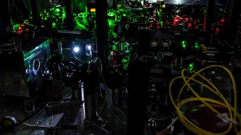 Un experiment reușit al unor cercetători olandezi deschide drumul către construirea unui internet cuantic