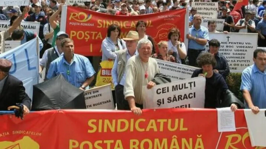 Sindicaliştii din cadrul Poştei Române participă la un miting de protest în fața Guvernului, din cauza salariilor foarte mici și a temerilor privind concedierile