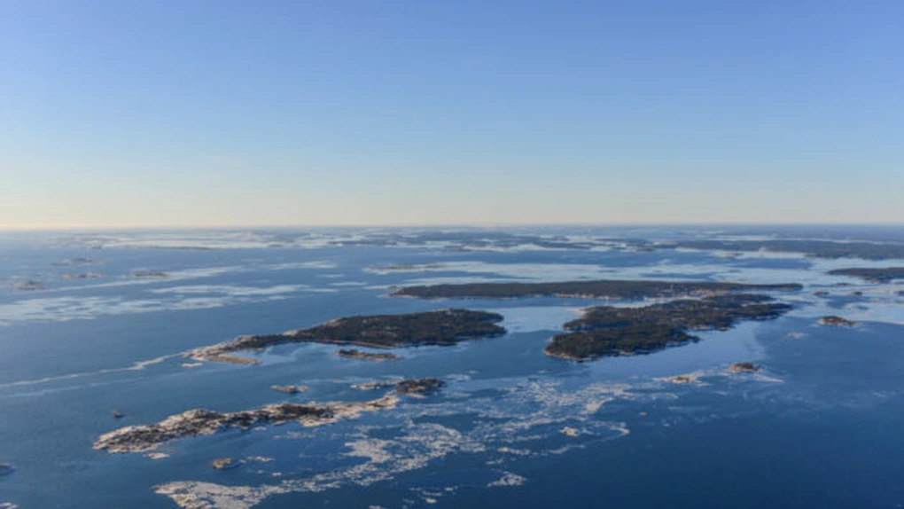 O substanţă neidentificată pluteşte în Marea Baltică între Finlanda şi Suedia